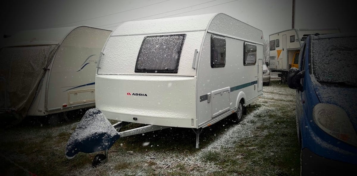 Unser neuer Adria Aviva 472 PK im Schnee, bereits bei uns angekommen
